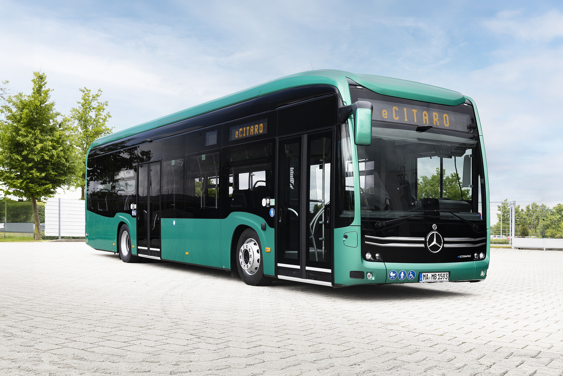 Mercedes-Benz eCitaro with all-electric drive, NMC 4 battery, exterior, green metallic, 2 x electric hub motor, 2 x 140 kW, 2 x 495 Nm, 5 battery packs with 111 kWh each, LED headlamps, Sideguard Assist 2, Preventive Brake Assist 2, Frontguard Assist, Attention Assist, Traffic Sign Assist, 360 degree camera, length/width/height: 12135/2550/3400 mm, passenger capacity: 1/88. Mercedes-Benz at the UITP Summit 2025: eCitaro with the next NMC4 battery generation