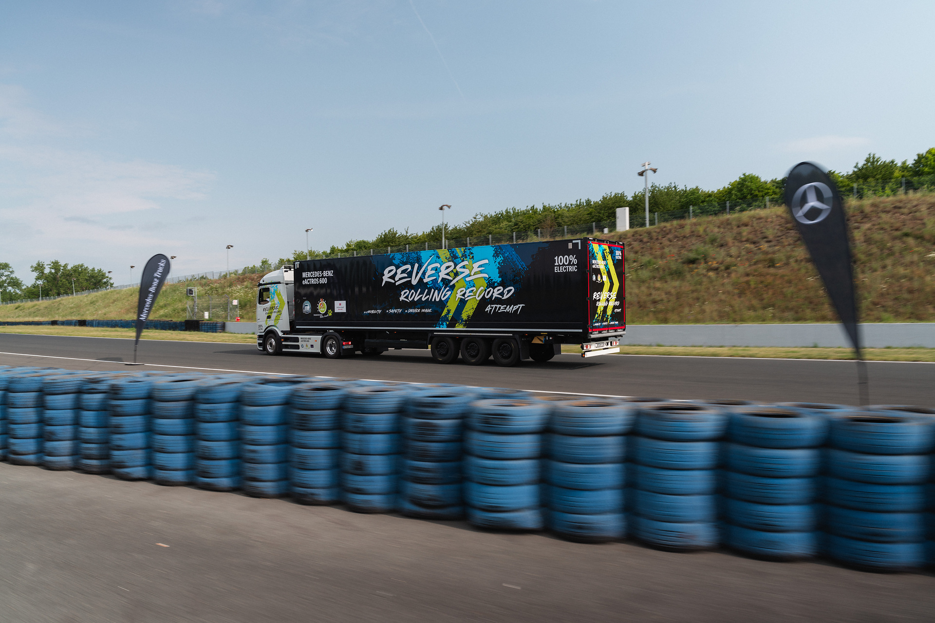 Mercedes-Benz Trucks wins GUINNESS WORLD RECORDS™ title with eActros 600 Mercedes-Benz Trucks wins GUINNESS WORLD RECORDS™ title with eActros 600