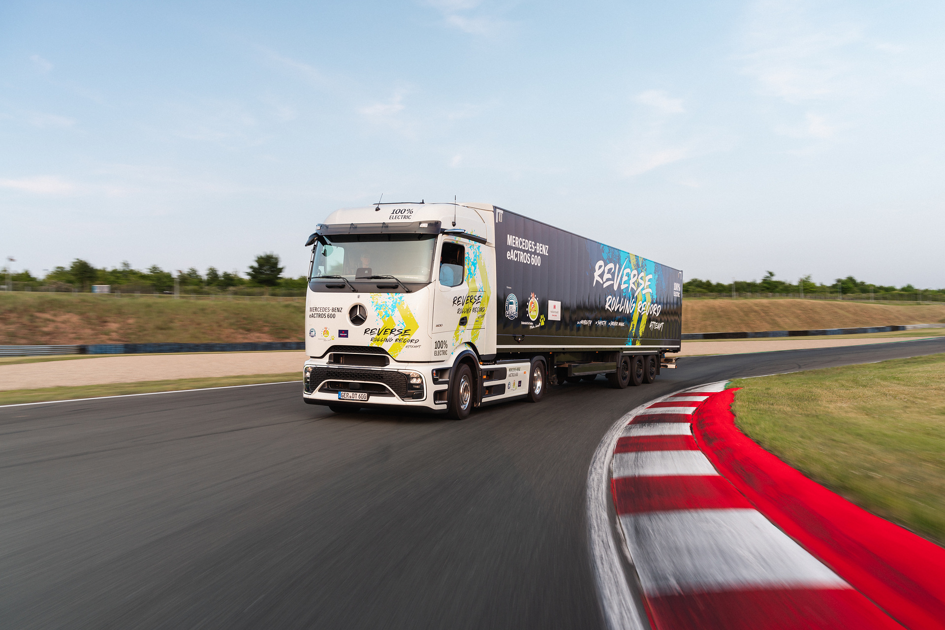 Mercedes-Benz Trucks wins GUINNESS WORLD RECORDS™ title with eActros 600 Mercedes-Benz Trucks wins GUINNESS WORLD RECORDS™ title with eActros 600