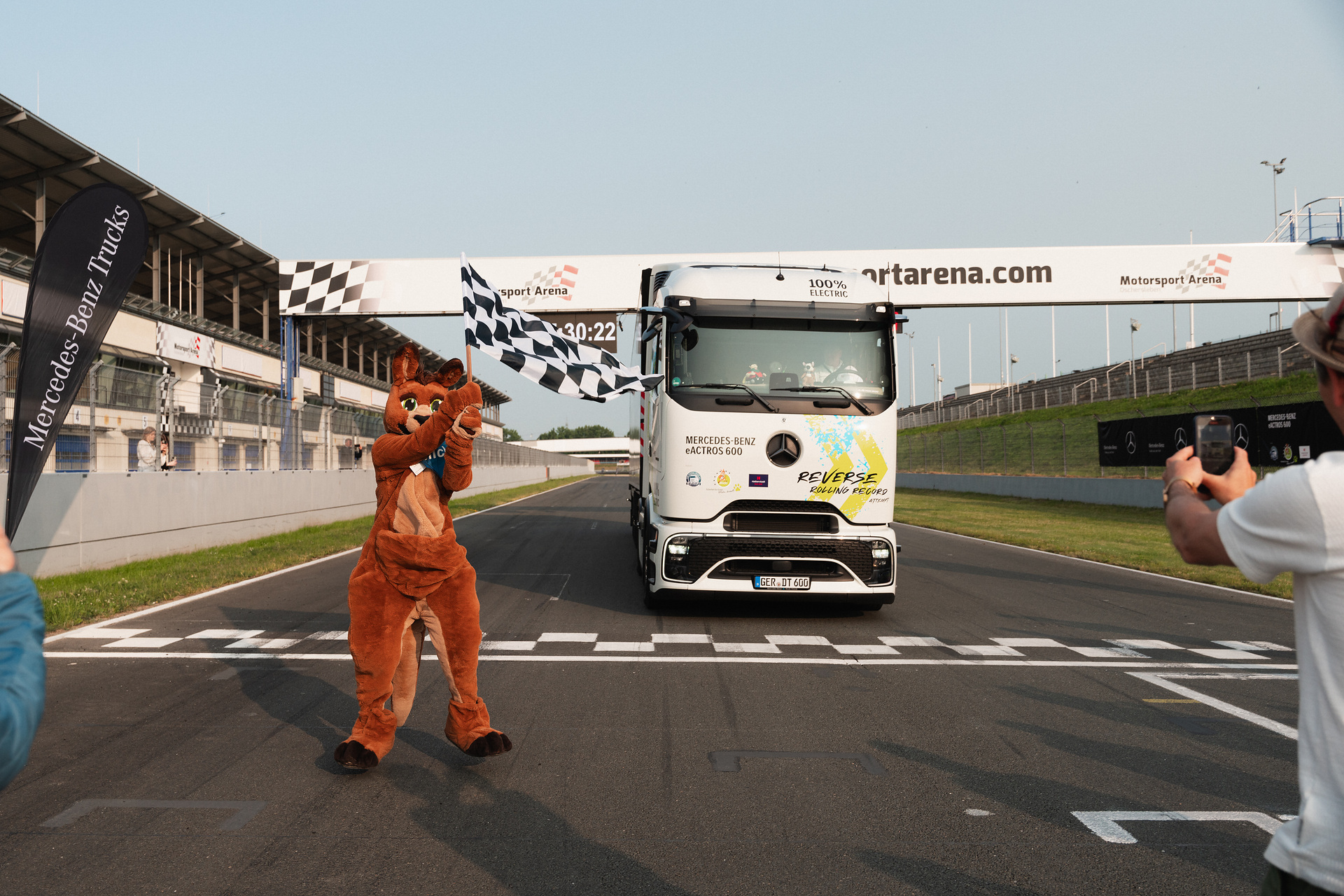 Start of driving in reverse with the Mercedes-Benz eActros 600 in Oschersleben, Germany Mercedes-Benz Trucks wins GUINNESS WORLD RECORDS™ title with eActros 600