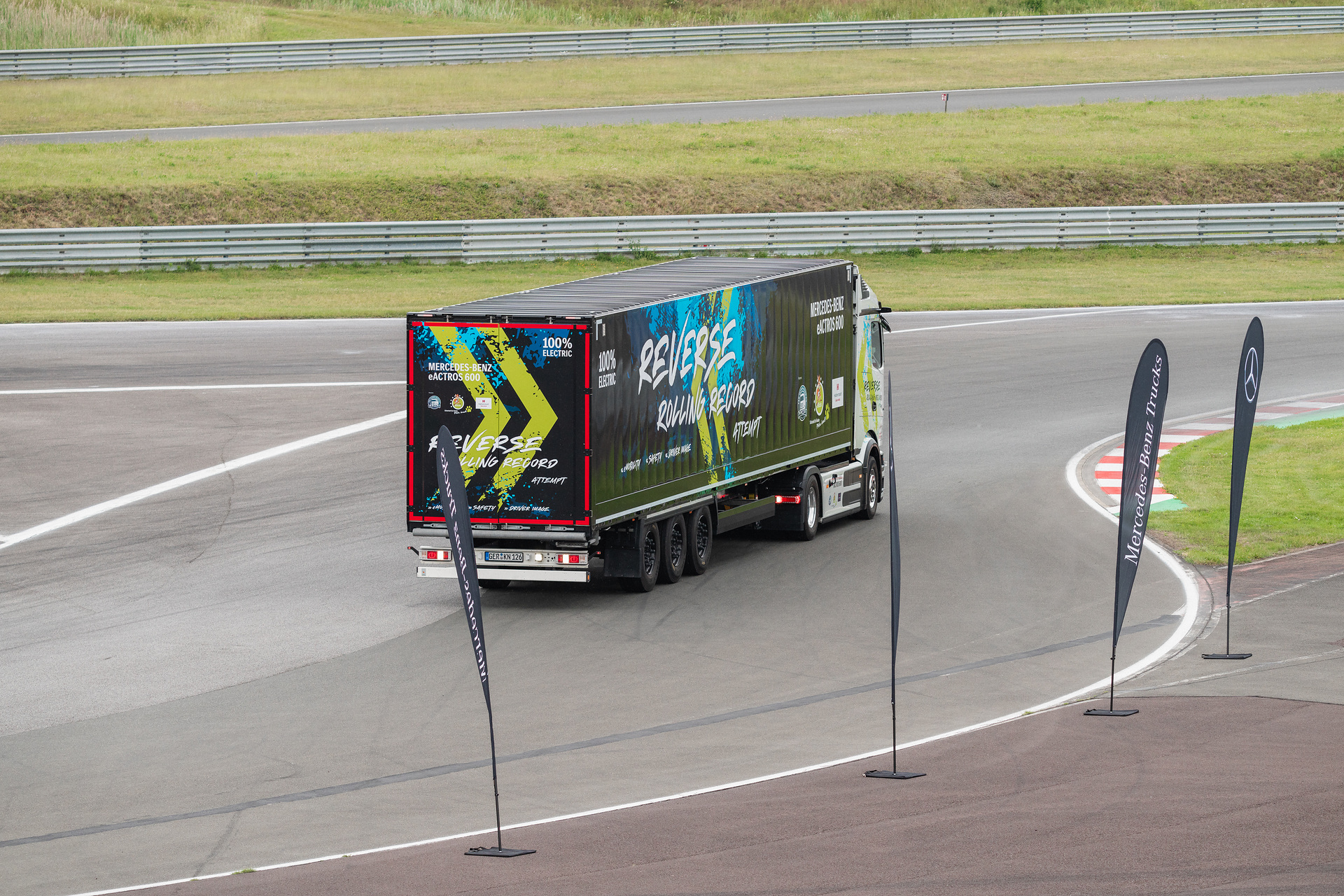 Mercedes-Benz Trucks wins GUINNESS WORLD RECORDS™ title with eActros 600 Mercedes-Benz Trucks wins GUINNESS WORLD RECORDS™ title with eActros 600