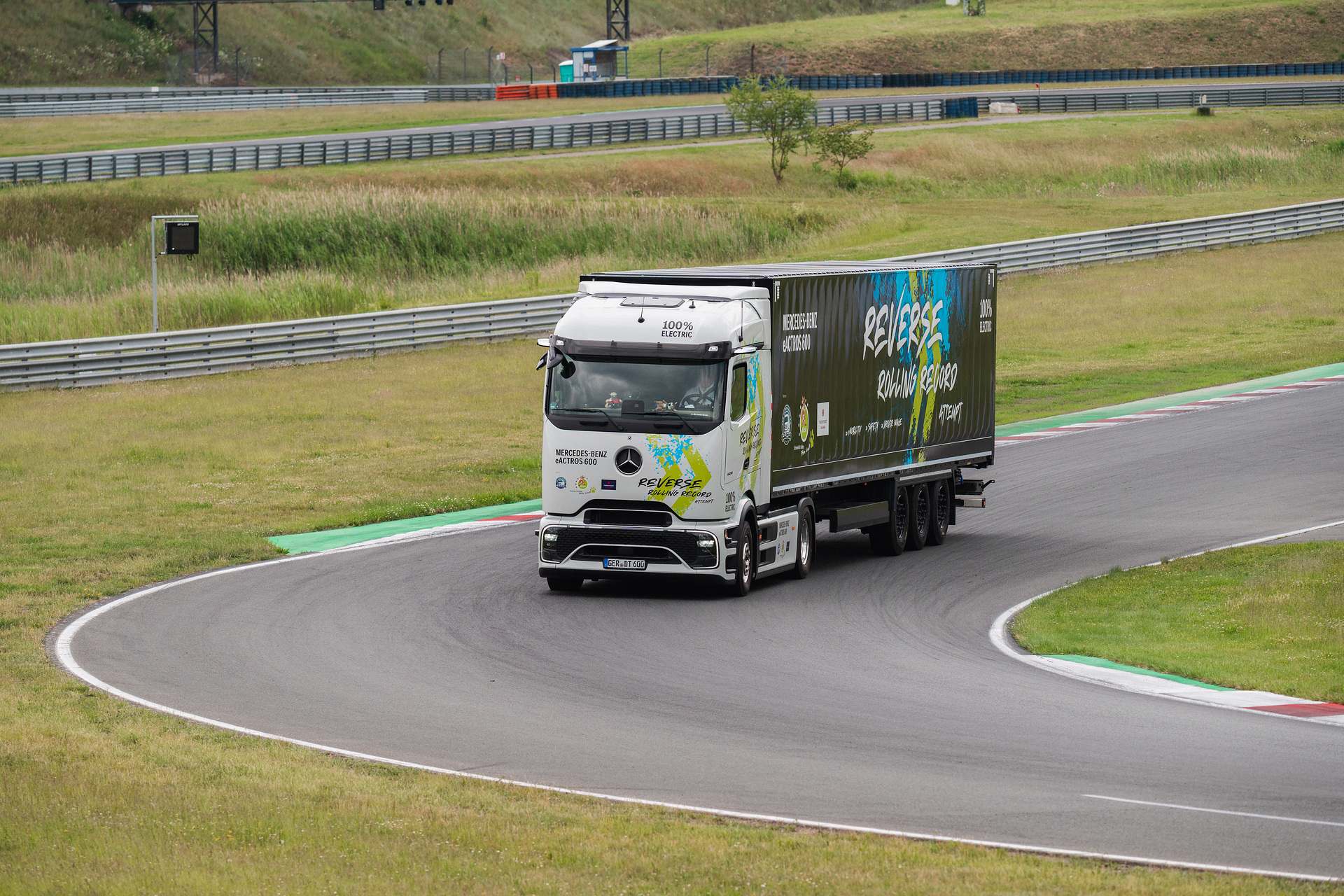 Mercedes-Benz Trucks wins GUINNESS WORLD RECORDS™ title with eActros 600 Mercedes-Benz Trucks wins GUINNESS WORLD RECORDS™ title with eActros 600