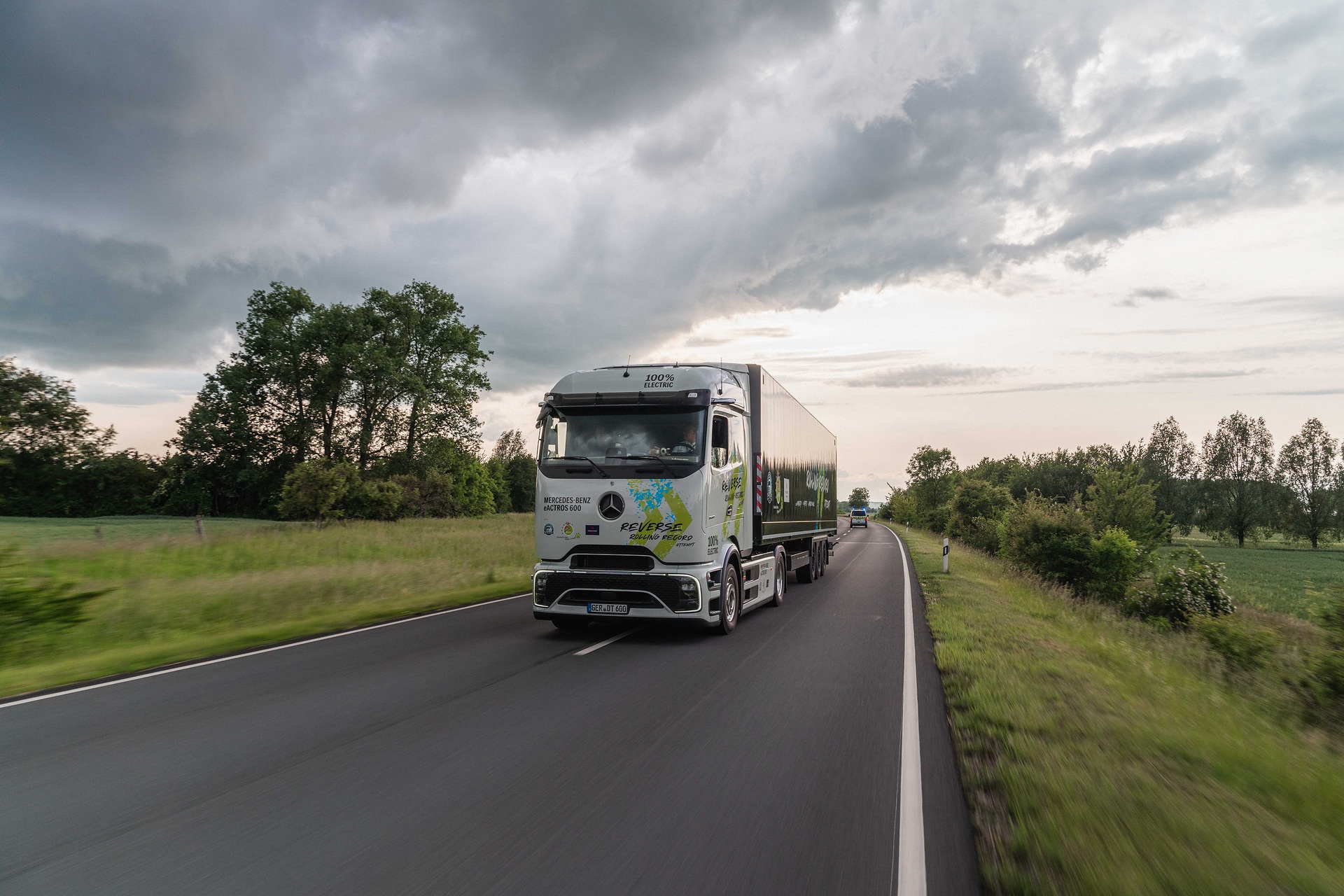 Großes Hallo in Halberstadt: eActros 600 fährt 30 Kilometer rückwärts auf öffentlichen Straßen zum Global Parts Center